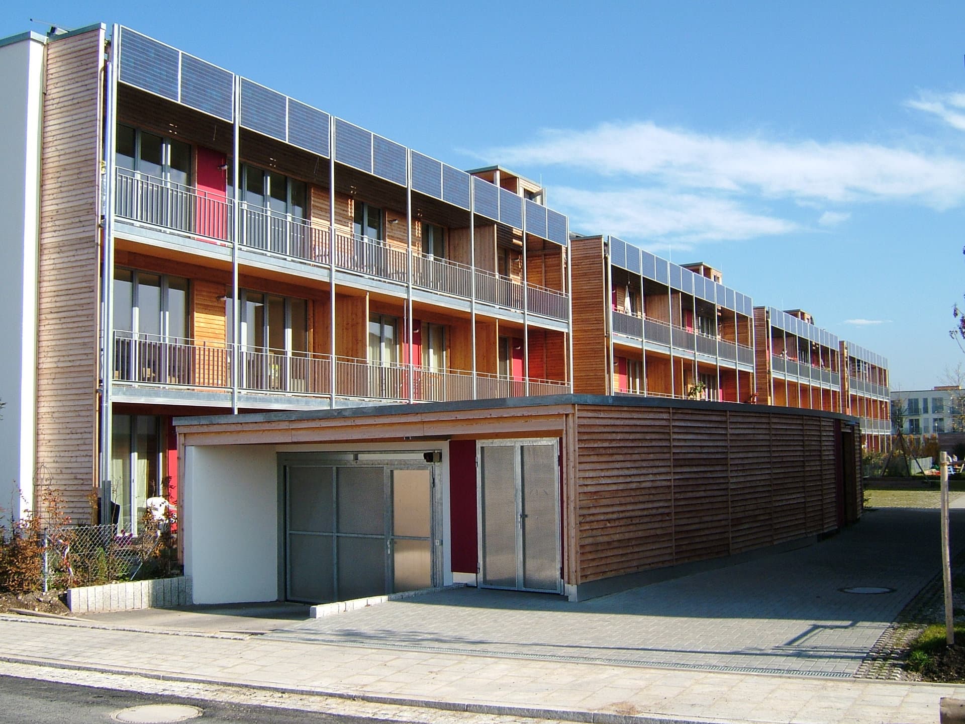 Ansicht des Riegels des ersten NEST-Nullenergie-Projekts, der Wohnanlage R2 in München-Riem.